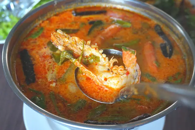 ต้มยำกุ้งน้ำข้น มาพร้อมกุ้งผ่าครึ่ง ใส่มาหลายตัวเหมือนกัน