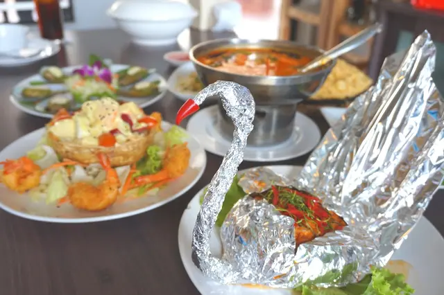 ห่อหมกสารพัดทะเล ทั้งหมึก กุ้ง ปู ปลา อัดแน่นในฟอยด์รูปหงส์ เก๋ๆเข้ากับชื่อร้าน