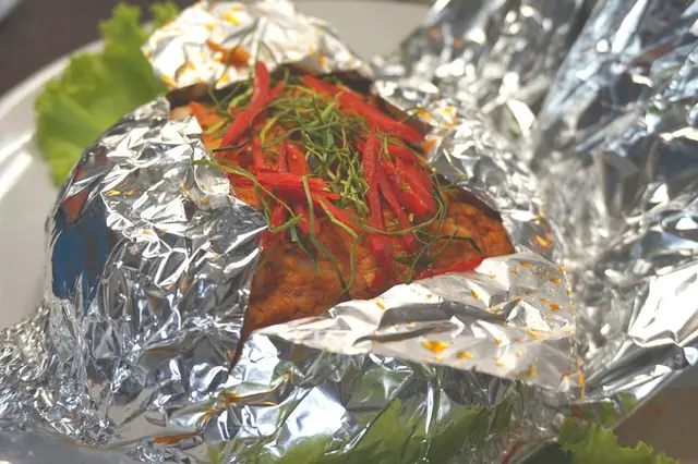 ห่อหมกสารพัดทะเล ทั้งหมึก กุ้ง ปู ปลา อัดแน่นในฟอยด์รูปหงส์ เก๋ๆเข้ากับชื่อร้าน