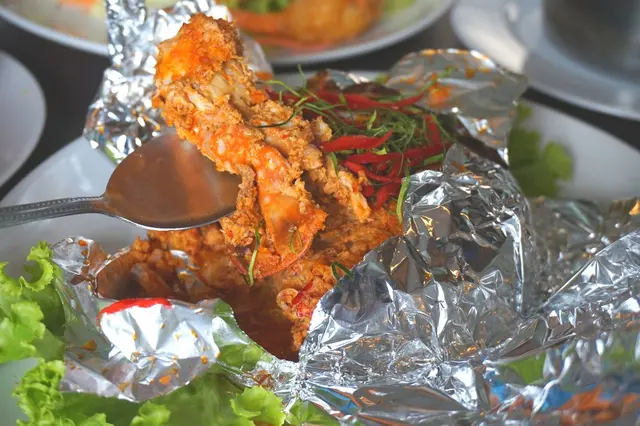 ห่อหมกสารพัดทะเล ทั้งหมึก กุ้ง ปู ปลา อัดแน่นในฟอยด์รูปหงส์ เก๋ๆเข้ากับชื่อร้าน