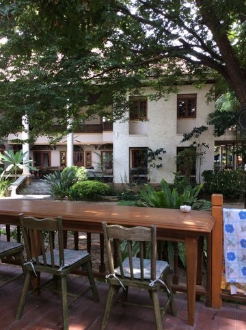 นั่งจิบกาแฟดูบ้านเจ้าของร้าน