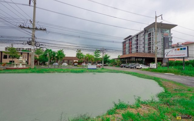 ร้านนี้ตั้งอยู่ตรงข้ามเยื้องๆ มธ.ศูนย์รังสิตครับ กลับรถแล้วพอผ่าน TU Dome Plaza แล้วก็เตรียมชะลอได้