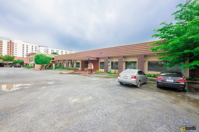 ที่จอดรถหน้าร้านได้เลยครับรองรับได้เยอะอยู่ครับเหมาะกับจัดเลี้ยงได้สบายๆ