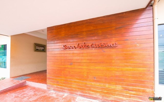 ทางเข้าร้านครับฝนเพิ่งหยุดตกเละเทะไปพอสมควรเลย