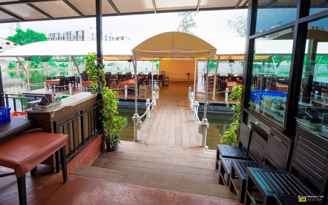 เข้ามาก็จะพบกับพนักงานต้อนรับและร้านจะแบ่งเป็นโซนๆไปครับเลือกได้เลยอยากได้บรรยากาศแบบไหน