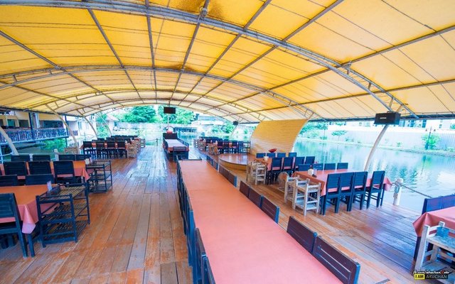 รองรับได้เยอะอยู่ครับดึกๆบางวันน่าจะมีดนตรีสดด้วยมั้งนะครับเห็นมีเวที หรือถ้าเหมาจัดเลี้ยงก็น่าจะโอ