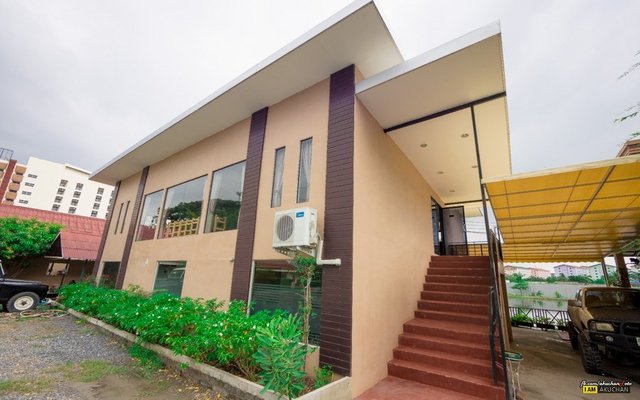 ทางด้านซ้ายของร้านจะมีอาคารแยกมาชั้นสองจะเป็นห้องจัดเลี้ยงอีกห้องใหญ่ด้วยครับ