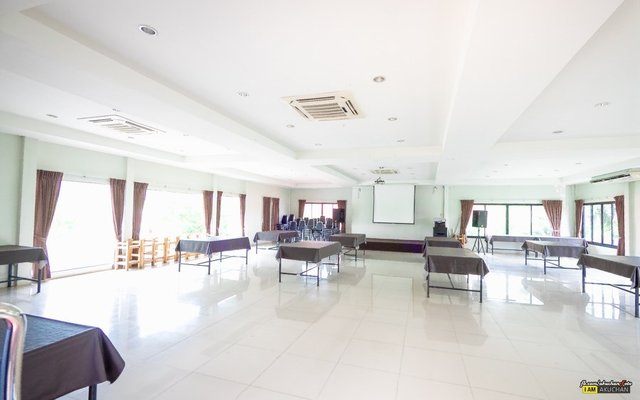 เป็นห้องจัดเลี้ยงแบบจริงจังเลย รองรับได้เยอะอยู่สิ่งอำนวยความสะดวกดูแล้วพร้อมๆ
