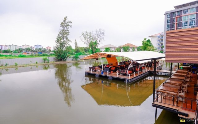 ส่องทางหน้าต่างออกไปก็เจอน้องปลาเต็มเลยเหมือนมีคนมาให้อาหารประจำ บวกกับวิวสวยๆชิลล์ๆดีครับ