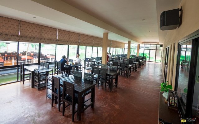 บรรยากาศภายในครับดูท่าลูกค้าส่วนมากตอนกลางวันมาเลือกโซนนี้กันก่อนครับ