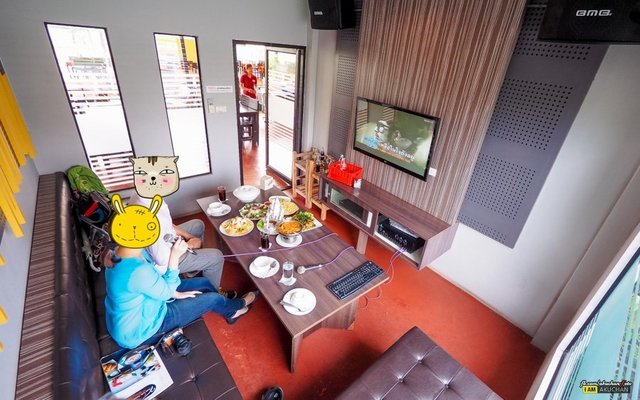 รอบนี้ลุยห้องคาราโอเกะกัน กำลังเพลินกันเลยอาหารก็พร้อมจนเย็นชืดละมั้ง รอผมนี่แหละมัวแต่ส่องน้องหงษ์5