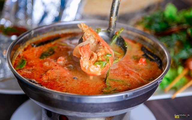 ต้มยำกุ้งมาด้วยกุ้งที่ผ่าครึ่งมาแล้วแกะทานง่ายมาก รสชาติเข้มข้นครบรสซดเปล่าๆก็อร่อยทานกับข้าวสวยฟินๆ