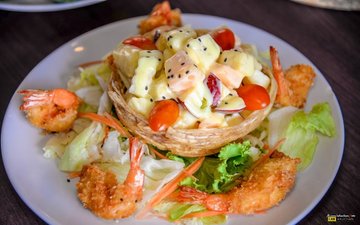 สลัดผลไม้กุ้งทอด