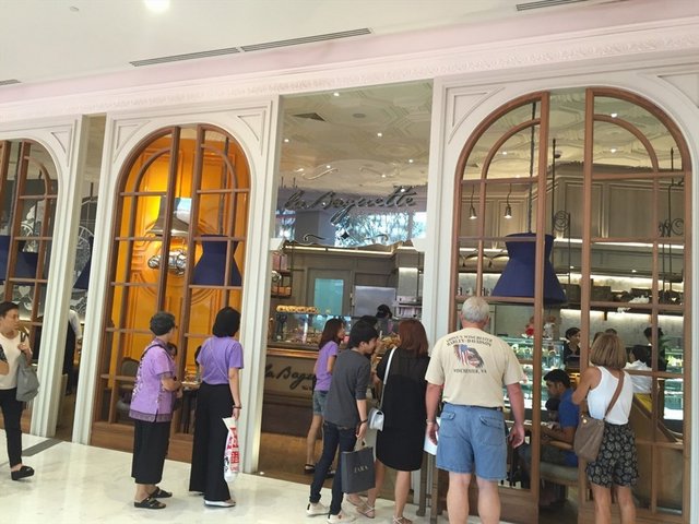 คนเยอะมากมายแต่เราก็รอ