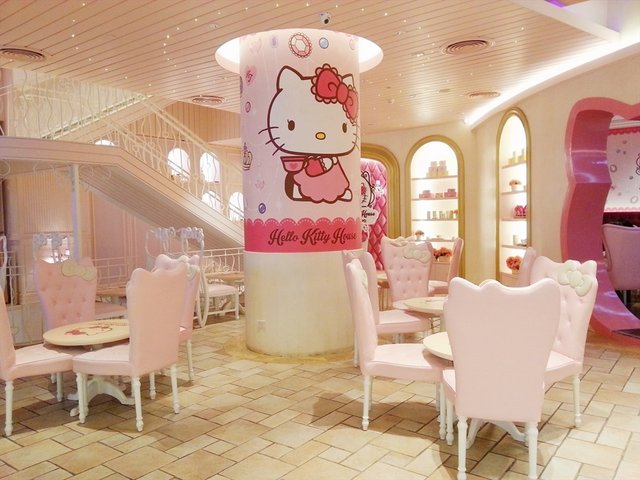 เสาคิตตี้ต้นใหญ่กับเก้าอี้สีหวาน