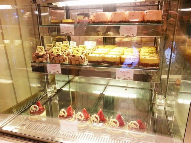 บรรดาเค้กในตู้