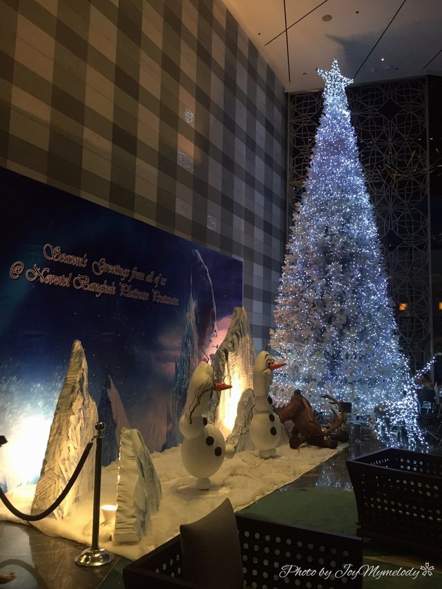 โซยถ่ายรูปก่อนเข้าห้องอาหาร