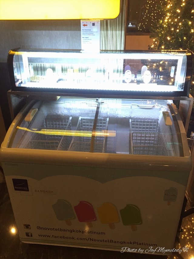 ตู้ไอศกรีมหน้าห้องอาหาร