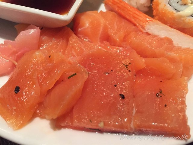 แซลมอนรมควันและแซลมอนดิบ