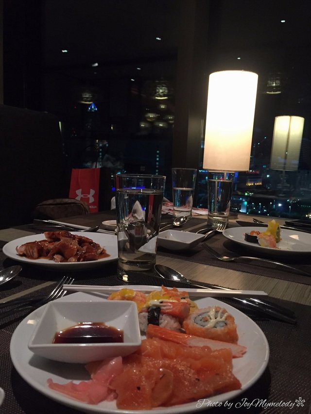 นั่งทานริมกระจก โปรดอย่าถามว่าวิวสวยมั้ย >.<