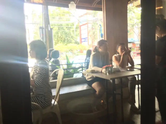 ที่นั่งด้านหน้าร้านและในร้าน