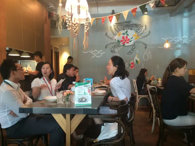 บรรยากาศภายในร้าน มีกระเทียมห้อยด้วย