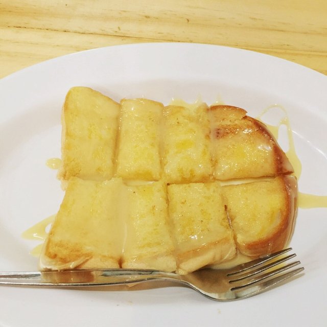 ขนมปังปิ้งเนยนม