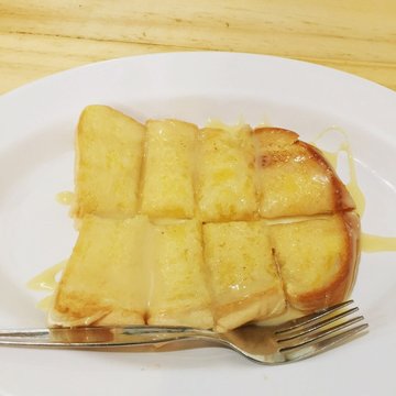 ขนมปังปิ้งเนยนม