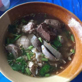 ต้มเลือดหมูจิงจูฉ่าย