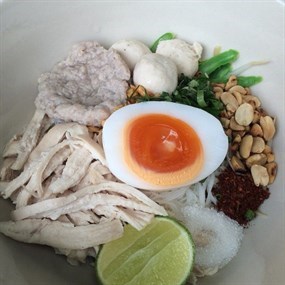 ก๋วยเตี๋ยวไก่ไข่ยางมะตูม