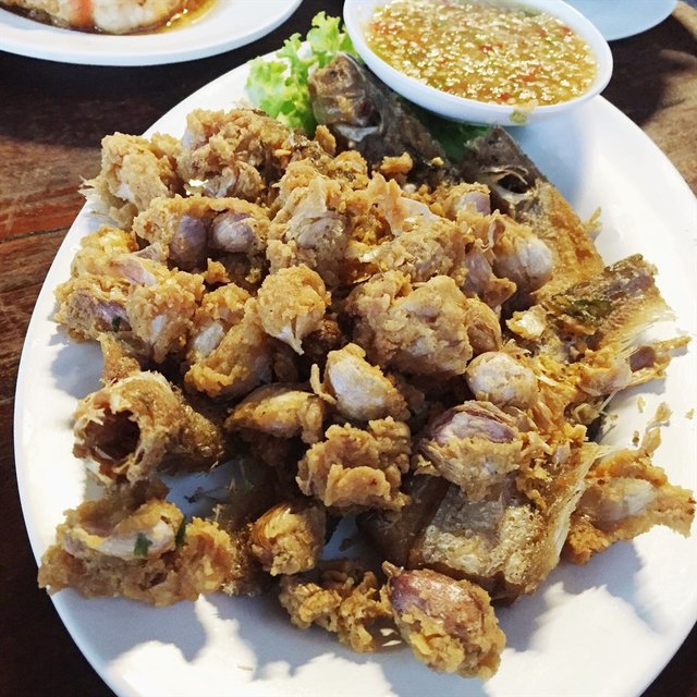 ปลาเนื้ออ่อนทอดกระเทียม