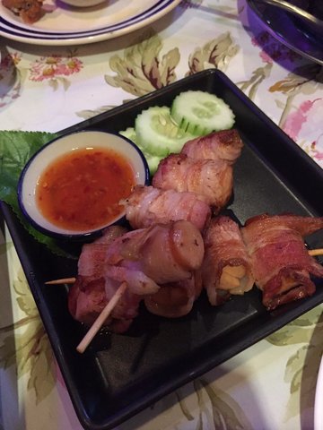 เบคอนพันไส้กรอก