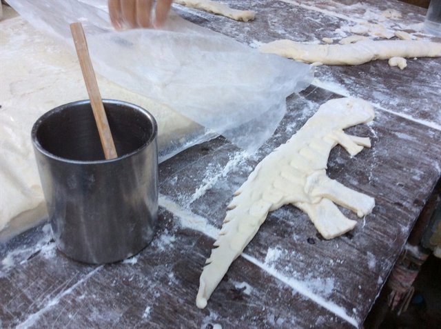 กำลังปั้นก่อนลงทอด