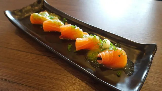 แซลมอนยำแซ่บ