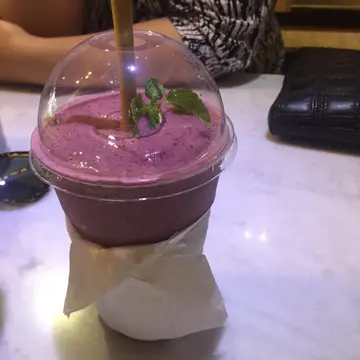 Blueberry smoothie + yogurt