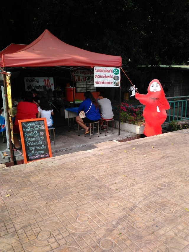 ร้านสีส้มๆ เห็นชัดเจน