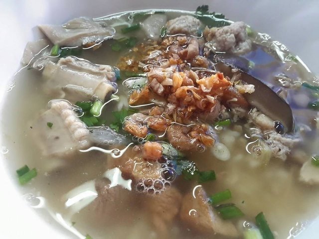 จัดแน่นไปด้วย กระดูกหมู กระเพาะหมู บะเต็ง บะช่อ กุ้งแห้ง ปลาหมึกแห้ง เห็ดหอม