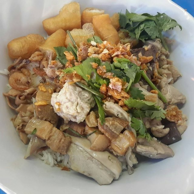 จัดเต็มๆกับ ไก่รวน กระเพาะหมู บะเต็ง ปาท่องโก๋