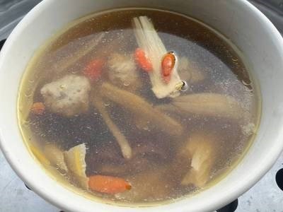 เมนูนี้เป็นซุปเครื่องยาจีน ใส่ดอกไม้จีน ฟองเต้าหู้ เก๋ากี้ เห็ดหอม