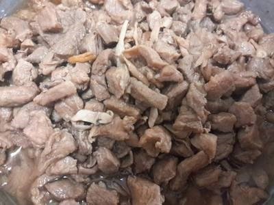 หรือหมูเคี้ยวซี้อิ้วนั่นเอง ใช้เนื่อส่วนสะโพกอย่างดีเคียวกับซีอิ้ว กุ้ง