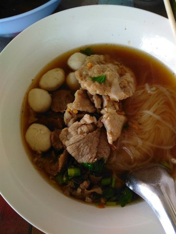 เส้นเล็กลูกชิ้นหมูหมัก