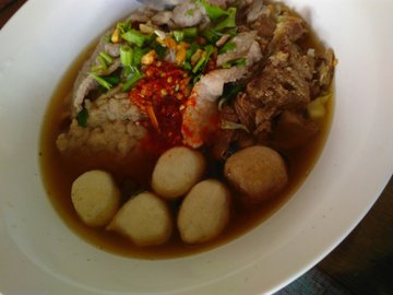 เส้นหมี่ลูกชิ้นหมูหมัก