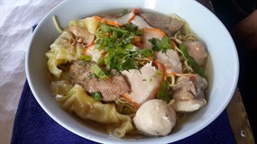 สอง บะหมี่เกี๊ยว ก๋วยเตี๋ยว เย็นตาโฟ