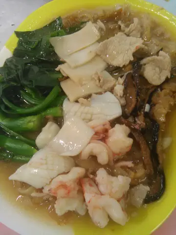 ราดหน้าเป๋าฮื้อ กุ้งทะเล ปลาหมึก หมูหมัก