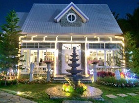 Charms Cafe (ชาร์ม คาเฟ่)