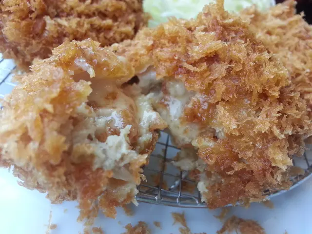 หมูบดทอดนุ่มๆ ไส้ชีสฉ่ำๆ