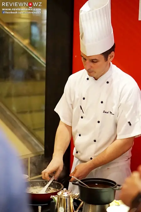 เชฟปรุง Risotto กันสดๆ