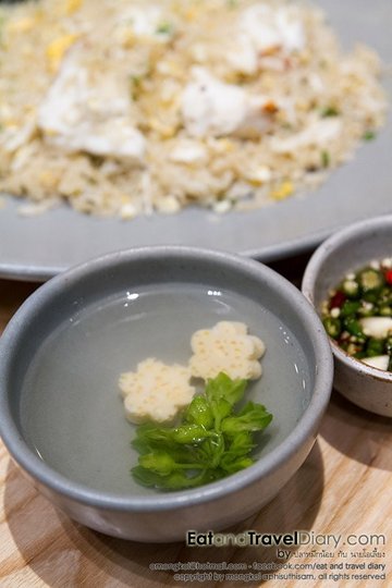 เกลือหิมาลายันเนื้อปูก้อนผัดข้าว