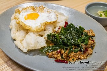 กระเพราแดงผัดพริกแห้งหมูสับเส้นใหญ่กรอบ