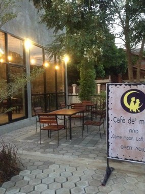 Cafe De Moon